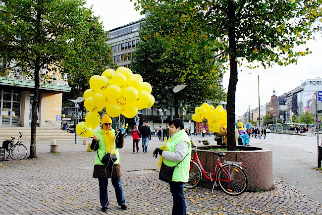 The women with the yellow balloons are volunteers of the National Kidney and Liver Association doing advocacy work/marketing of organ donation during World Organ Transplantation Day. The text on the balloons says: &amp;amp;amp;amp;amp;amp;#039;Say yes to organ donation&amp;amp;amp;amp;amp;amp;#039;.