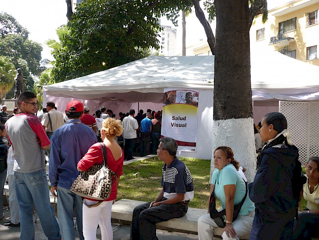 Figure 6. Waiting for free optometry exams at a health fair in Plaza O’Leary in central Caracas, 2008. Photo by the author.
