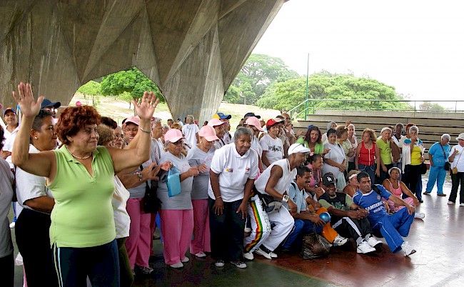 Figure 7. Members of Grandparents’ Clubs and Cuban sports trainers pose for photos at a meeting in Parque del Oeste. Caracas, Venezuela, 2008. Photo by the author.
