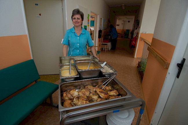 Serving food in a residential institution. The place and the person in the picture have no direct connection to the places and people described in the article. Copyright: Petr Králík; used with permission