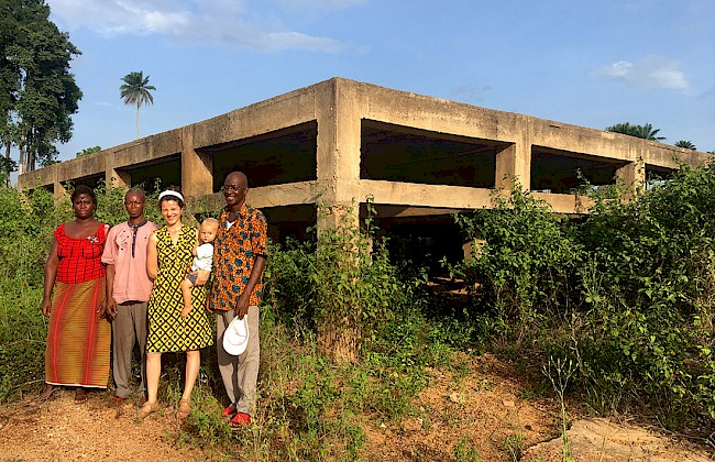 1. Alain, the communal secretary, a neighbour, my child, and me in front of the former chlorine reservoir. Forest Guinea, 2019. Photo by Manuel Raab.